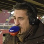 Gary Neville hovorí do mikrofónu