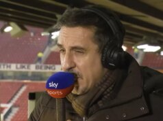 Prebudenie Arsenalu, keď Gary Neville „absolútne presvedčil“ o verdikte pretekov o titul v Man City Gary Neville hovorí do mikrofónu