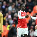 Bukayo Saka si pri striedaní podáva ruku s Leandrom Trossardom z Arsenalu