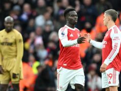 Prečo Arsenal tento týždeň nehrá proti Crystal Palace? Vysvetlený rozpis Podivného Carabao Cupu Bukayo Saka si pri striedaní podáva ruku s Leandrom Trossardom z Arsenalu