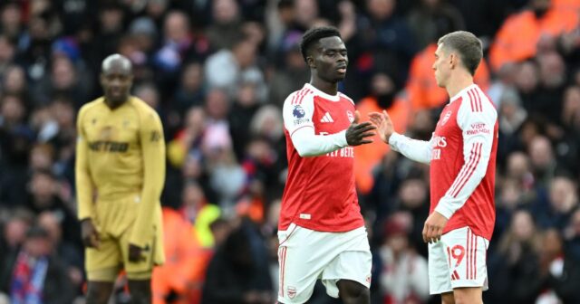 Bukayo Saka si pri striedaní podáva ruku s Leandrom Trossardom z Arsenalu