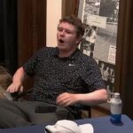 Bob MacIntyre reaguje v klubovni v Oakmonte po tom, čo sledoval, ako JJ Spaun bojuje o víťazstvo