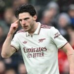 Declan Rice z Arsenalu reaguje počas zápasu Premier League medzi Aston Villa a Arsenal vo Villa Parku 6. decembra 2025 v Birminghame v Anglicku.