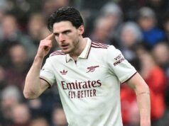 Prečo Declan Rice kričal na Martina Odegaarda, keď bol zaznamenaný kontroverzný moment Arsenalu Declan Rice z Arsenalu reaguje počas zápasu Premier League medzi Aston Villa a Arsenal vo Villa Parku 6. decembra 2025 v Birminghame v Anglicku.