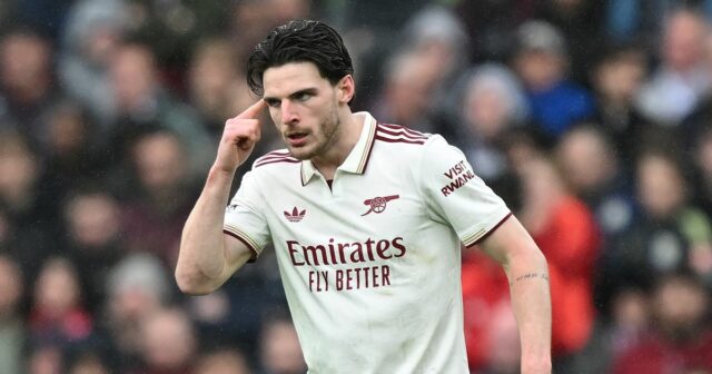 Prečo Declan Rice kričal na Martina Odegaarda, keď bol zaznamenaný Declan Rice z Arsenalu reaguje počas zápasu Premier League medzi Aston Villa a Arsenal vo Villa Parku 6. decembra 2025 v Birminghame v Anglicku.