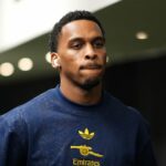 Jurrien Timber z Arsenalu prichádza na štadión pred zápasom fázy MD6 Ligy majstrov UEFA 2025/26 medzi Club Brugge KV a Arsenal FC na štadióne Jan Breydelstadion 10. decembra 2025 v Bruggách v Belgicku