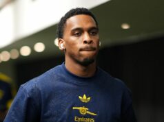 Prečo Jurrien Timber nie je v zostave Arsenalu na súboj Ligy majstrov proti klubu Brugge Jurrien Timber z Arsenalu prichádza na štadión pred zápasom fázy MD6 Ligy majstrov UEFA 2025/26 medzi Club Brugge KV a Arsenal FC na štadióne Jan Breydelstadion 10. decembra 2025 v Bruggách v Belgicku