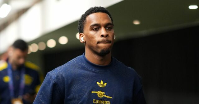 Jurrien Timber z Arsenalu prichádza na štadión pred zápasom fázy MD6 Ligy majstrov UEFA 2025/26 medzi Club Brugge KV a Arsenal FC na štadióne Jan Breydelstadion 10. decembra 2025 v Bruggách v Belgicku