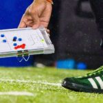 Hlavný tréner Hearts Derek McInnes na snímke, ako sa pozerá cez rameno Wilfrieda Nancyho, keď šéf Celticu dáva pokyny Kieranovi Tierneymu pomocou taktiky.