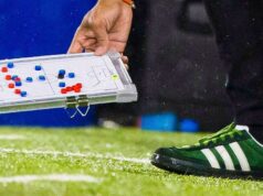 Prečo Nancyina taktická doska a zelené topánky vyvolali zdesenie? Hlavný tréner Hearts Derek McInnes na snímke, ako sa pozerá cez rameno Wilfrieda Nancyho, keď šéf Celticu dáva pokyny Kieranovi Tierneymu pomocou taktiky.