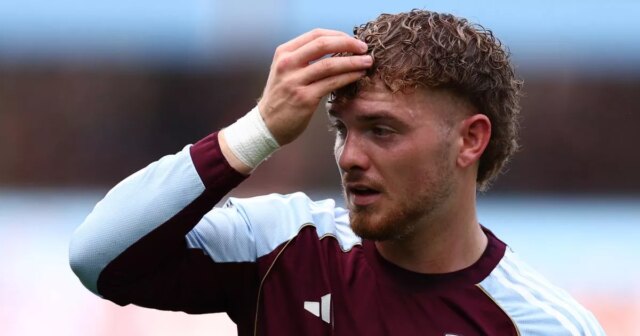 Harvey Elliott počas zápasu Aston Villa vs Fulham