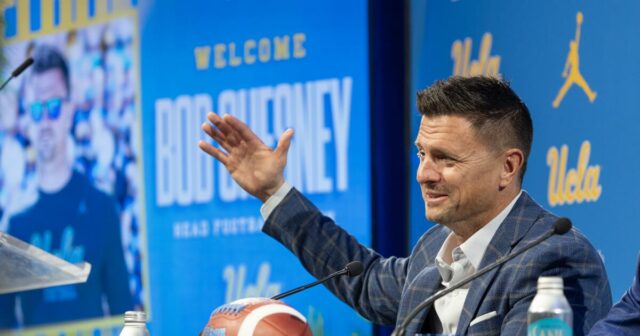 Prečo futbalový tréner UCLA Bob Chesney verí, že Bruins vyhrajú Prečo futbalový tréner UCLA Bob Chesney verí, že Bruins vyhrajú