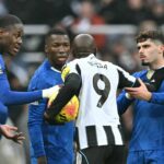 Hráči Chelsea sa hádajú s útočníkom Newcastle United Yoanom Wissa