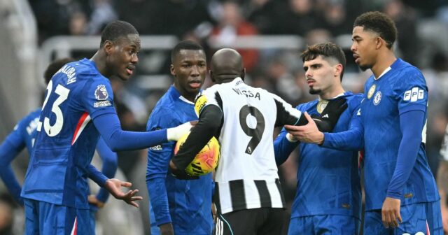 Hráči Chelsea sa hádajú s útočníkom Newcastle United Yoanom Wissa