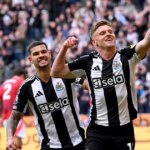 Harvey Barnes z Newcastlu United oslavuje strelenie tretieho gólu svojho tímu počas zápasu Premier League medzi Newcastle United FC a Manchester United FC v St James' Park 13. apríla 2025 v Newcastle upon Tyne v Anglicku.