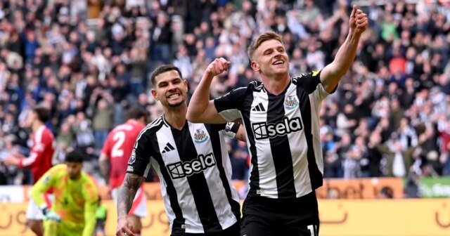 Harvey Barnes z Newcastlu United oslavuje strelenie tretieho gólu svojho tímu počas zápasu Premier League medzi Newcastle United FC a Manchester United FC v St James' Park 13. apríla 2025 v Newcastle upon Tyne v Anglicku. 