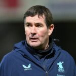 Nigel Clough sa pozerá