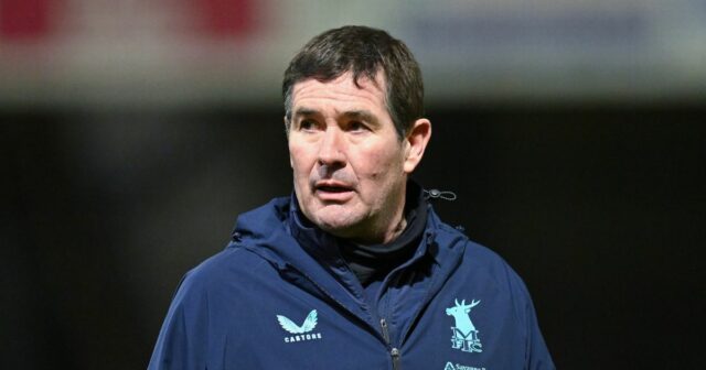 Nigel Clough sa pozerá