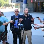 Generálny riaditeľ melbournského kriketového klubu Stuart Fox (uprostred vľavo) a hlavný kurátor MCG Matt Page (vpravo uprostred) sa v nedeľu ráno po debakli v teste na sviatok vianočný obracajú k médiám.