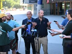 Prečo muž stojaci za 10-miliónovým debaklom Ashes MCG NEBUDE prepustený napriek priznaniu strašnej chyby Generálny riaditeľ melbournského kriketového klubu Stuart Fox (uprostred vľavo) a hlavný kurátor MCG Matt Page (vpravo uprostred) sa v nedeľu ráno po debakli v teste na sviatok vianočný obracajú k médiám.