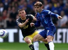 Prečo nie je v televízii Chelsea vs Everton? Podrobnosti živého vysielania a čas začiatku Pedro Neto z Chelsea bojuje o držanie lopty s Vitaliyom Mykolenkom z Evertonu