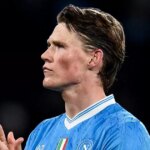 Scott McTominay z Neapola víta fanúšikov po zápase Serie A medzi SSC Neapol a Atalanta BC na štadióne Diega Armanda Maradonu