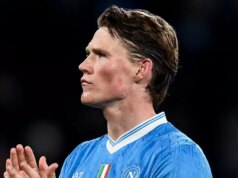 Prečo sa Neapol vs AC Miláno hrá v Saudskej Arábii a ako sa pozerať vo Veľkej Británii Scott McTominay z Neapola víta fanúšikov po zápase Serie A medzi SSC Neapol a Atalanta BC na štadióne Diega Armanda Maradonu