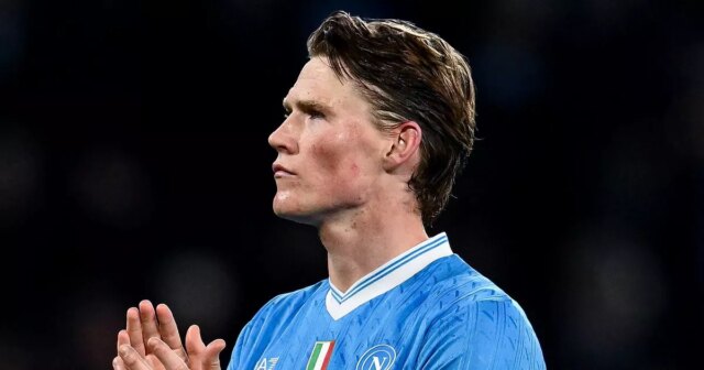 Scott McTominay z Neapola víta fanúšikov po zápase Serie A medzi SSC Neapol a Atalanta BC na štadióne Diega Armanda Maradonu