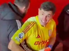 Prečo sa fanúšikovia Arsenalu obrátili na Emiho Martineza ako brankára Aston Villy sprevádzaného tunelom Emiliano Martinez sa po ťažkej porážke Aston Villy prediera tunelom