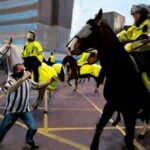 Man Punching Horse - obraz od Sama Wooda