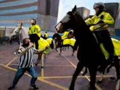 „Pred Newcastlom vs Sunderland som udrel policajného koňa – preto som to urobil“ Man Punching Horse - obraz od Sama Wooda