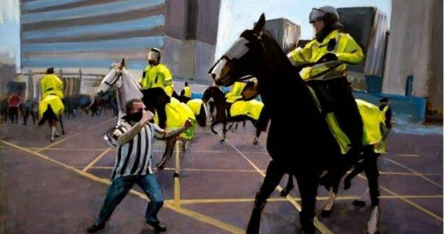 "Pred Newcastlom vs Sunderland som udrel policajného koňa - preto Man Punching Horse - obraz od Sama Wooda