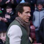 Spolumajiteľ Wrexhamu Ryan Reynolds na Racecourse Ground