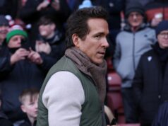 Predaj Ryana Reynoldsa vo Wrexhame vysvetlený ako skutočná finančná stratégia konečne vyšla najavo Spolumajiteľ Wrexhamu Ryan Reynolds na Racecourse Ground