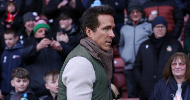 Spolumajiteľ Wrexhamu Ryan Reynolds na Racecourse Ground