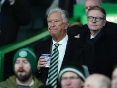 Predseda Celticu opustil klub po tom, čo dostal „neúnosné“ úrovne zneužívania Peter Lawwell opúšťa Celtic s Wilfredom Nancy, ktorý sa trápi pri kormidle (Getty Images)
