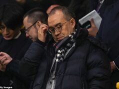 Predseda Wolves ODCHÁDZA: Nahnevaní fanúšikovia splnili svoje želanie, keď Jeff Shi odstúpil po týždňoch protestov, pričom strana Roba Edwardsa mierila na šampionát Jeff Shi odstúpil z funkcie výkonného predsedu Wolves po chaotickom období pre klub