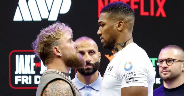 Jake Paul a Anthony Joshua hľadia dolu