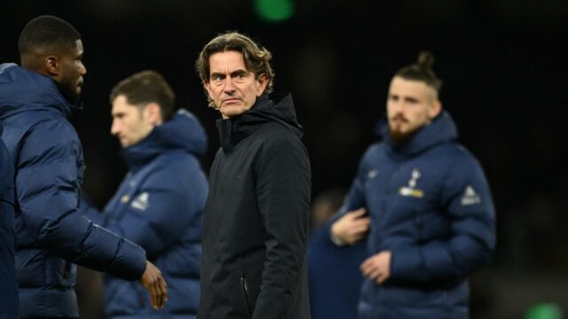 Premier League 2025-26: Frank bráni Van de Vena z Tottenhamu pred zákrokom proti Isakovi
