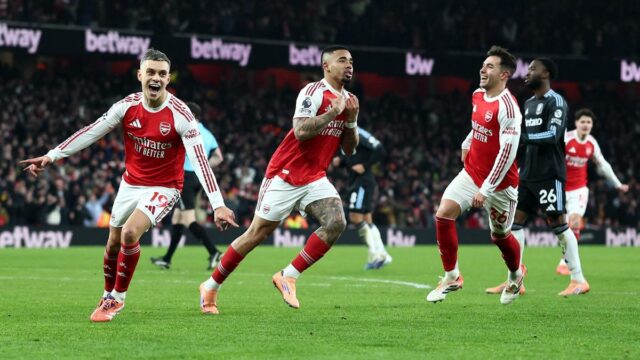 Premier League: Arsenal rozdrvil Villu, aby potvrdil titul
