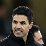 Darren England sa rozhodne.