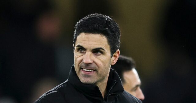 Darren England sa rozhodne.