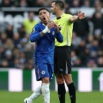 Andy Madley počas súboja Chelsea s Newcastlom United