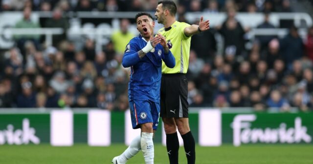 Andy Madley počas súboja Chelsea s Newcastlom United