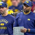 Weiss (vľavo) trénuje po boku Moora (vpravo), keď obaja pôsobili pod Harbaughom