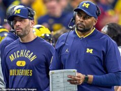 Prepustená asistentka z Michiganu obvinená z hackovania počítačov študentiek čelí počas Moorovho škandálu právnemu neúspechu Weiss (vľavo) trénuje po boku Moora (vpravo), keď obaja pôsobili pod Harbaughom