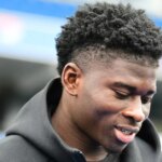 Cieľ Man United Carlos Baleba utrpel na AFCON v úvodnom zápase Kamerunu zranenie.