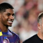 Marcus Rashford z FC Barcelona a hlavný tréner Barcelony Hansi Flick sú prítomní počas zápasu LaLiga EA Sports 2025/26 medzi Rayo Vallecano a Barcelonou.