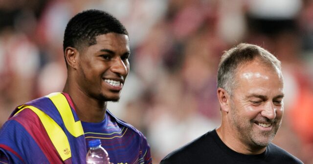 Marcus Rashford z FC Barcelona a hlavný tréner Barcelony Hansi Flick sú prítomní počas zápasu LaLiga EA Sports 2025/26 medzi Rayo Vallecano a Barcelonou.