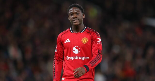 Kobbie Mainoo z Manchestru United počas zápasu Premier League medzi Manchestrom United a Evertonom na Old Trafford 24. novembra 2025 v Manchestri v Anglicku